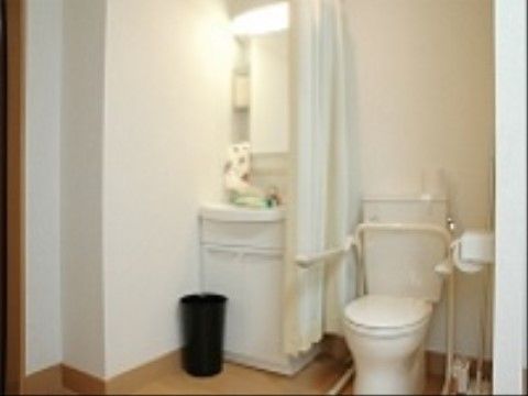 トイレにはセーフティーバーや手すりが取り付けてあるので、入居者様は安全に使用することができる。洗面台も収納がついていて使いやすくなっている。
