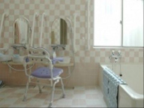 入居者様に安全に浴室を使用してもらうために、シャワーチェアーや手すりが取り付けてある。浴槽も入りやすい高さの物を設置している。