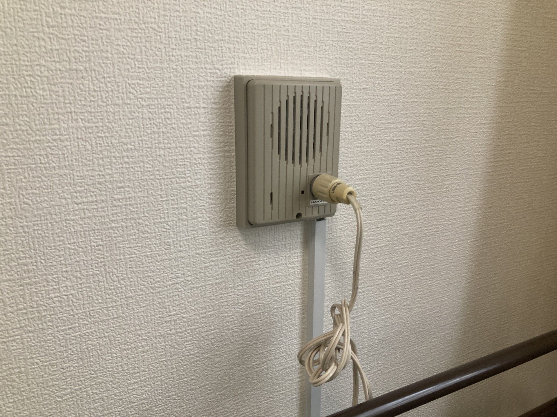 壁のインターホン