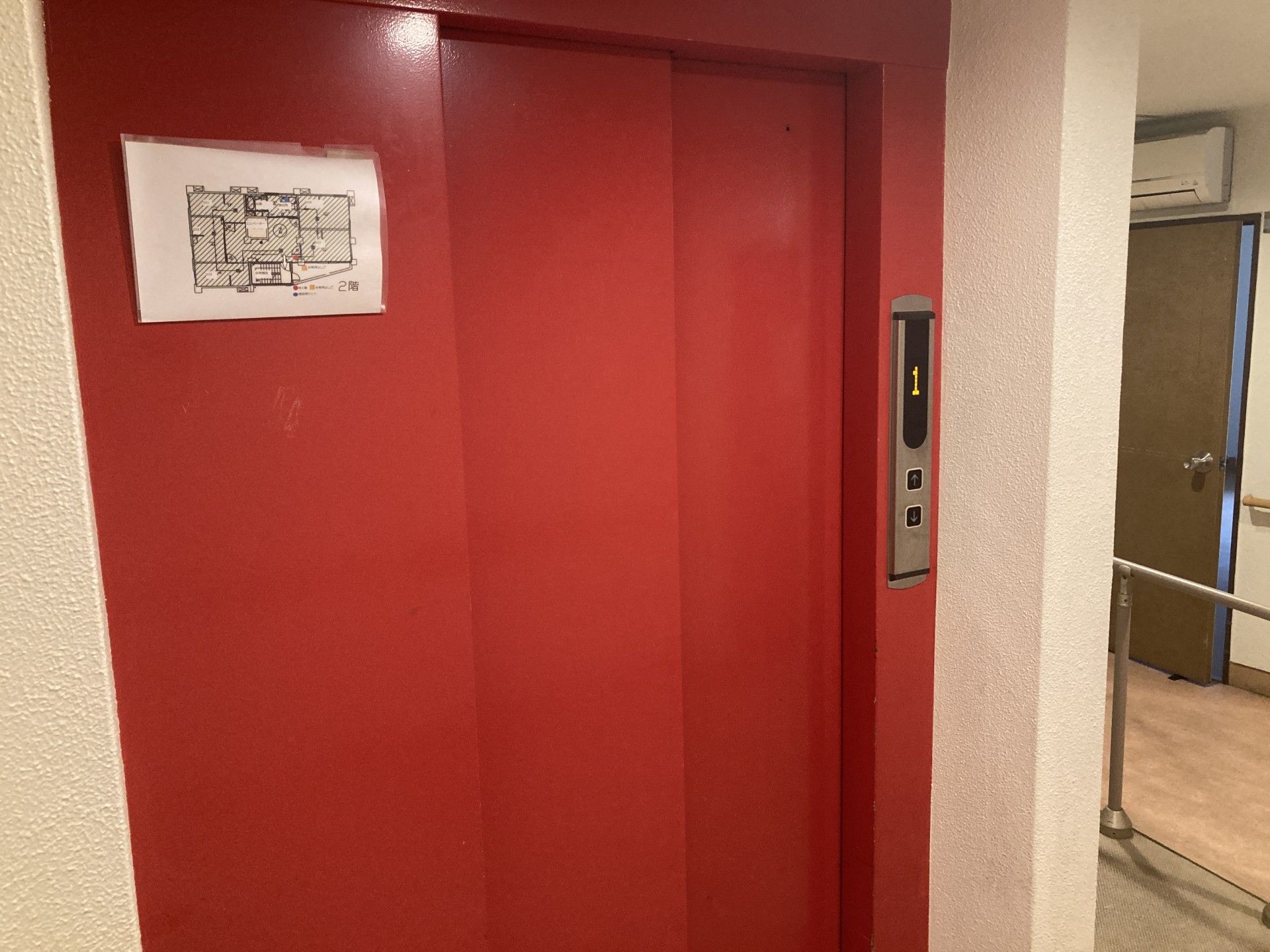 赤いエレベーターの扉