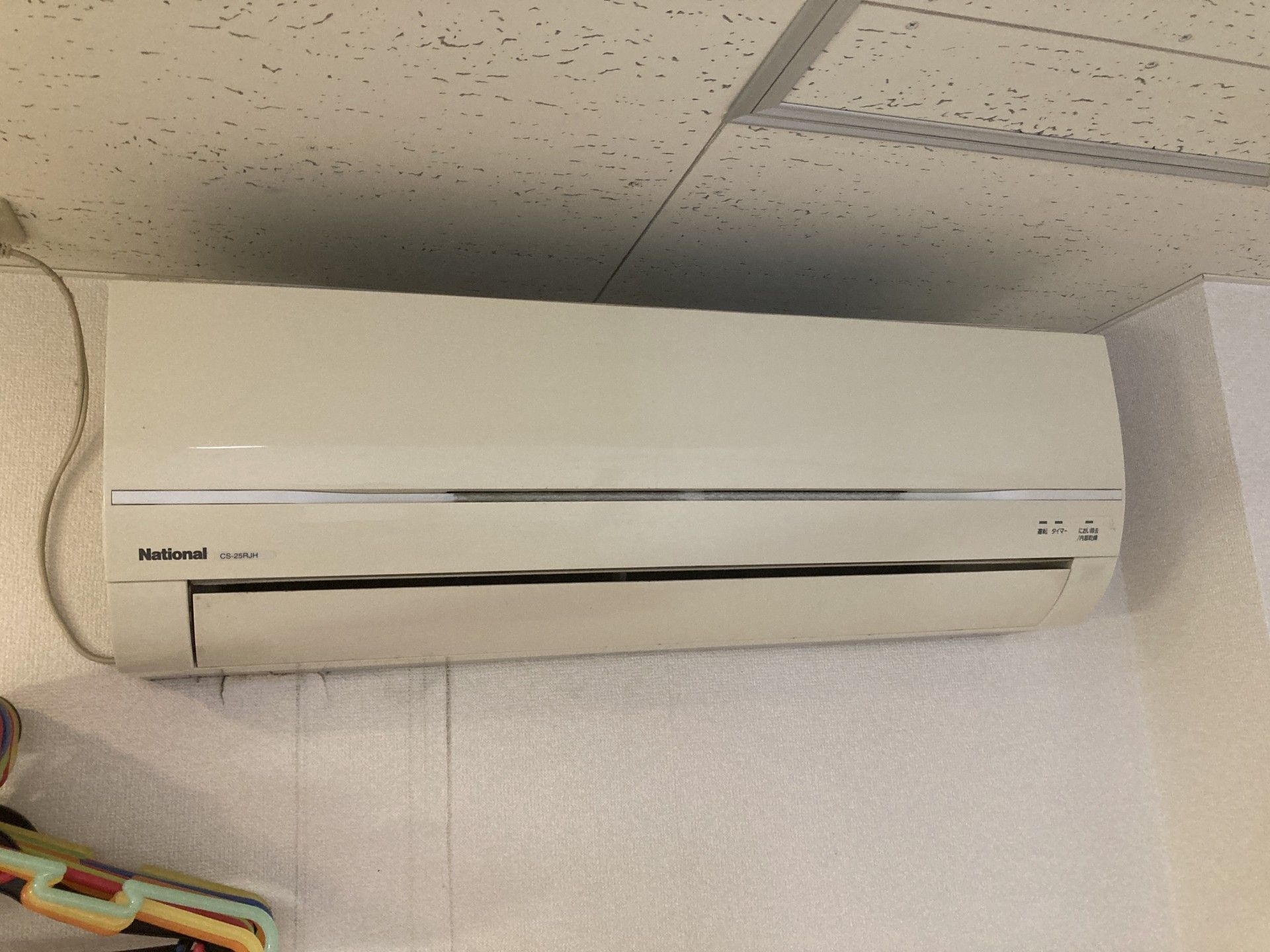 壁に設置された空調設備