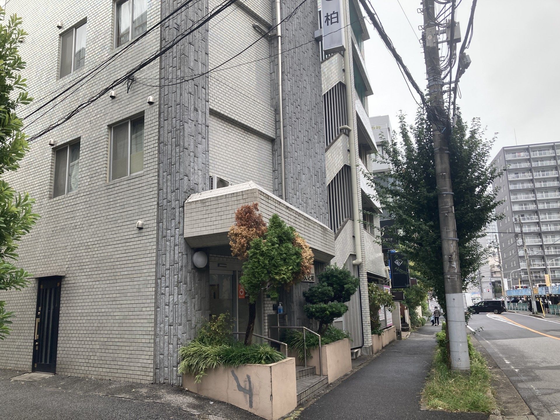 落ち着いた外観の建物