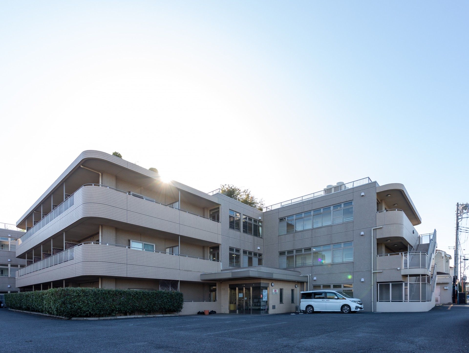 日差しが差し込む建物外観