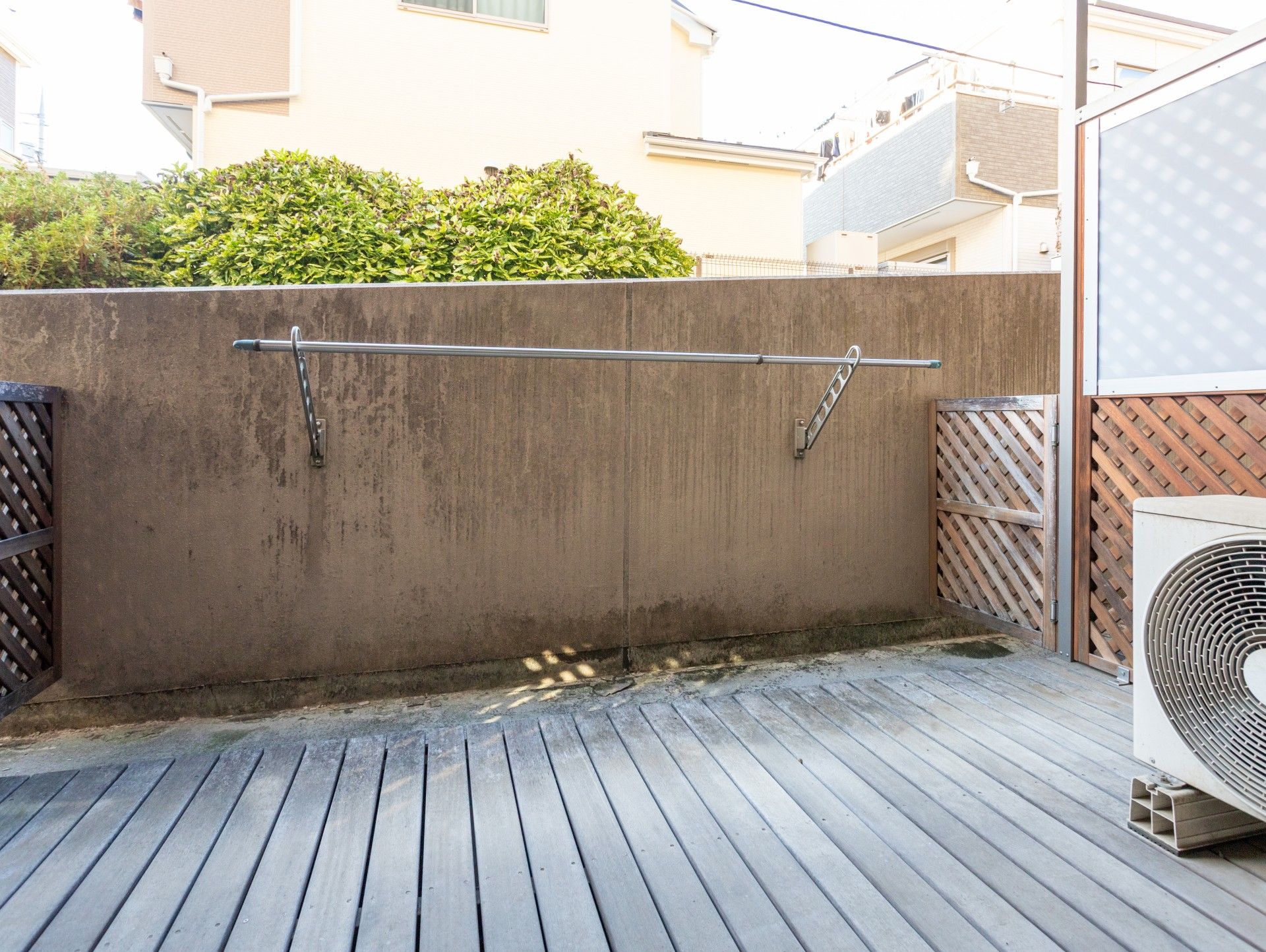 手すり付きの屋外スペース