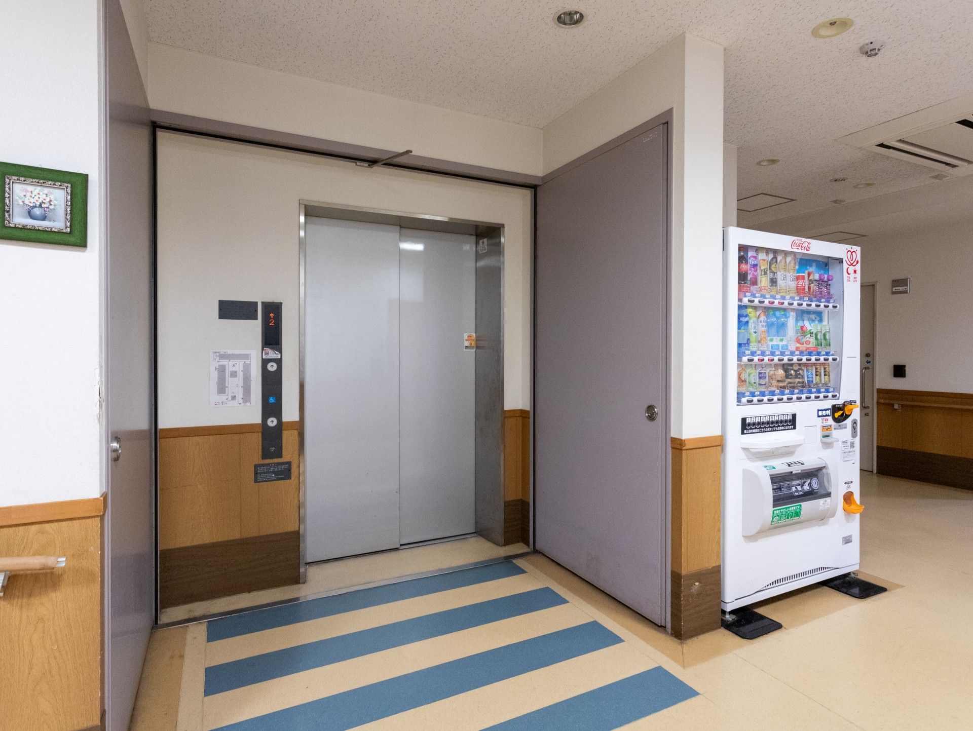 エレベーターと自販機のある廊下