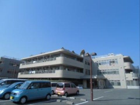 ３階建ての大きい建物は、落ち着いた色合いとなっている。日当たりがよく、太陽の光が各部屋へ差し込んでいる。