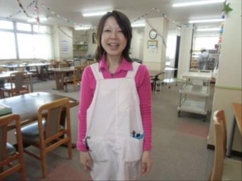 入居者様を、スタッフが笑顔でサポートさせていただく。スタッフはエプロンを着けているので、すぐに見つけられる。