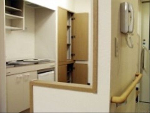 居室にキッチンをご用意している。マンションの一室のように、快適にお過ごしいただける環境が整っている。