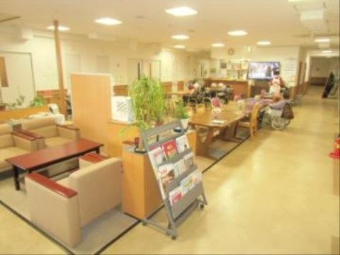 明るく開放感のある食堂。ゆったりと座れるソファや、身体を動かせる機能訓練スペースなどがある広い空間となっている。