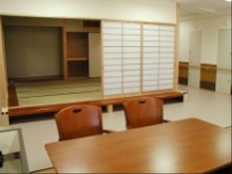ナチュラルブラウンのダイニングセットがあり、お食事や談笑ができる空間となっている。奥の和室には、障子を設置している。