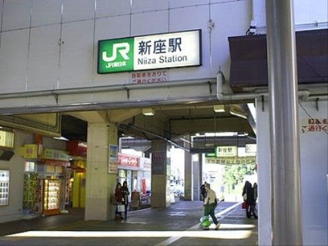 駅から施設まで、歩いてお越しいただけるため、車がなくても訪問しやすい立地となっている。売店でお買い物もしていただける。