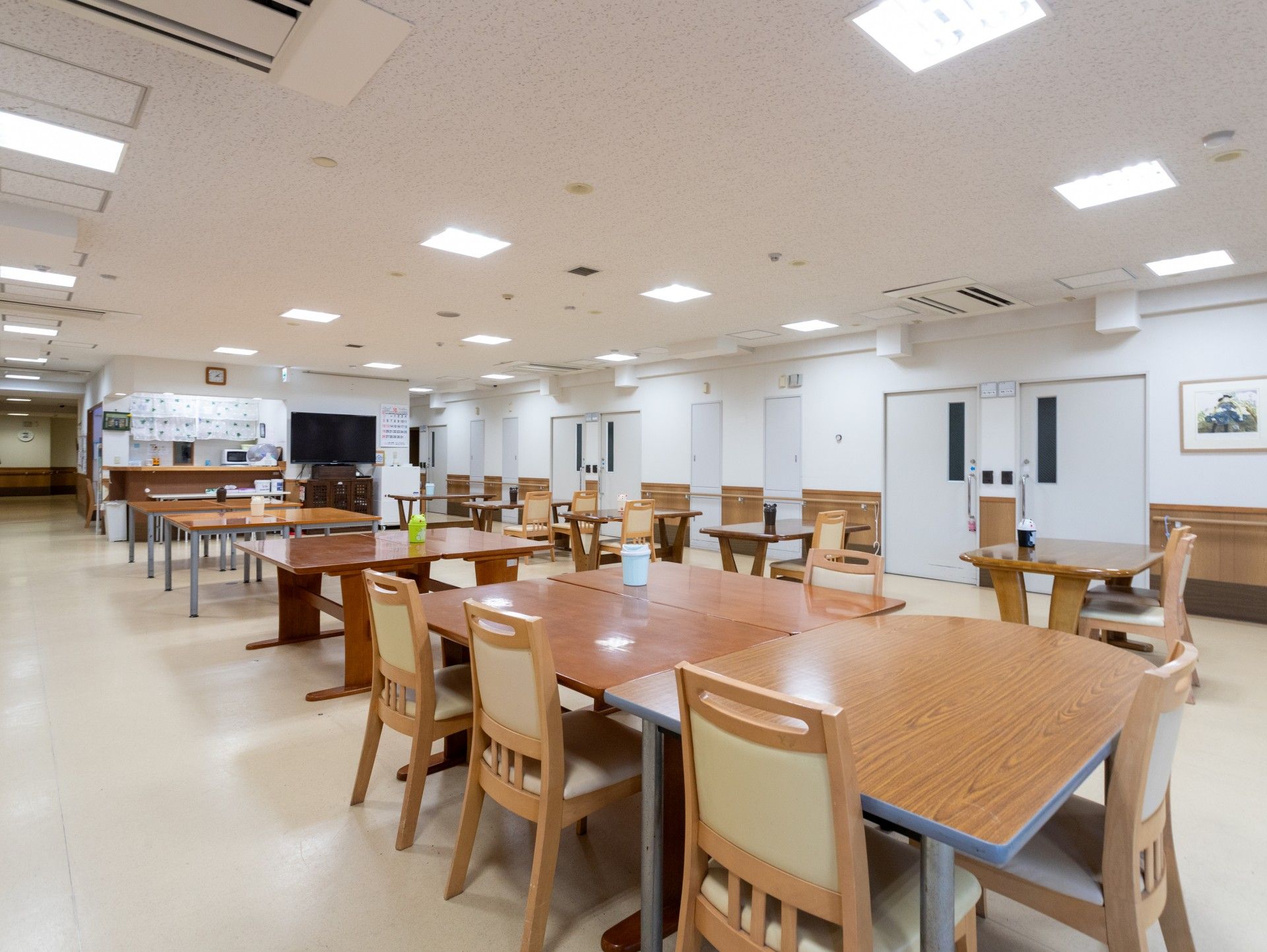 広々とした食事スペース