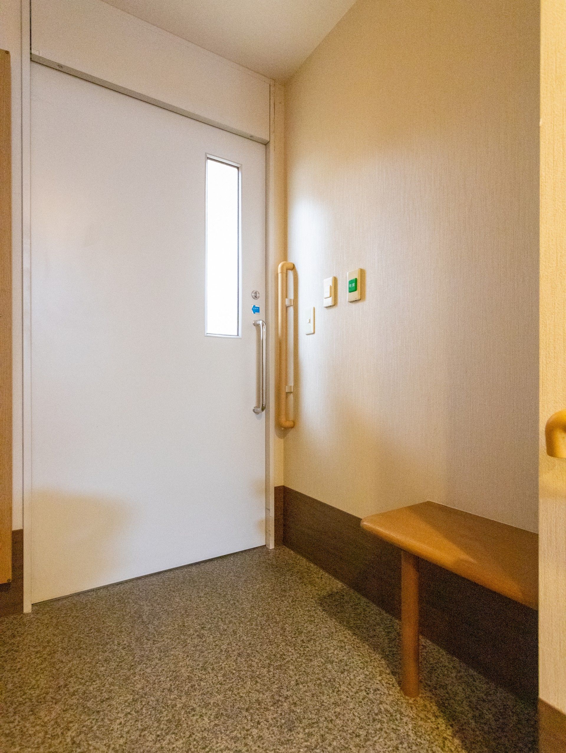 安全な手すり付きの出入口