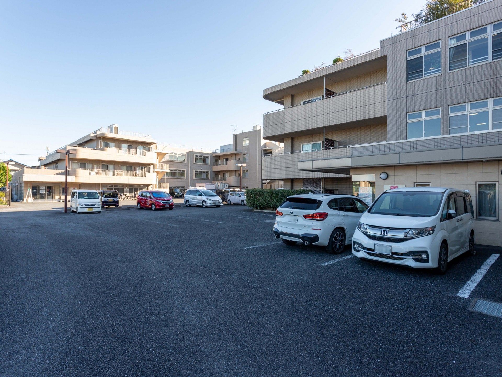 駐車場のある建物外観