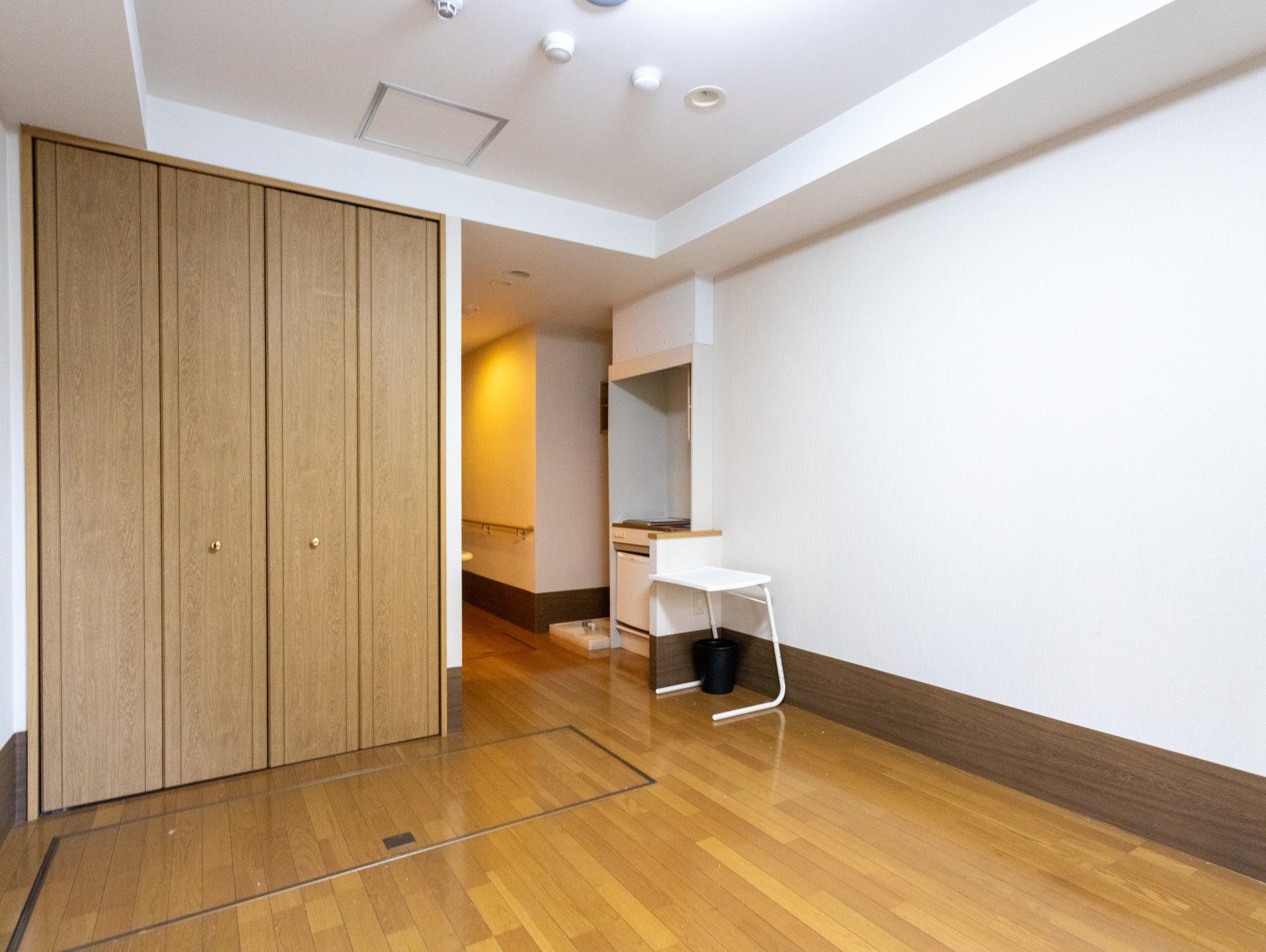 木製扉と机のある部屋