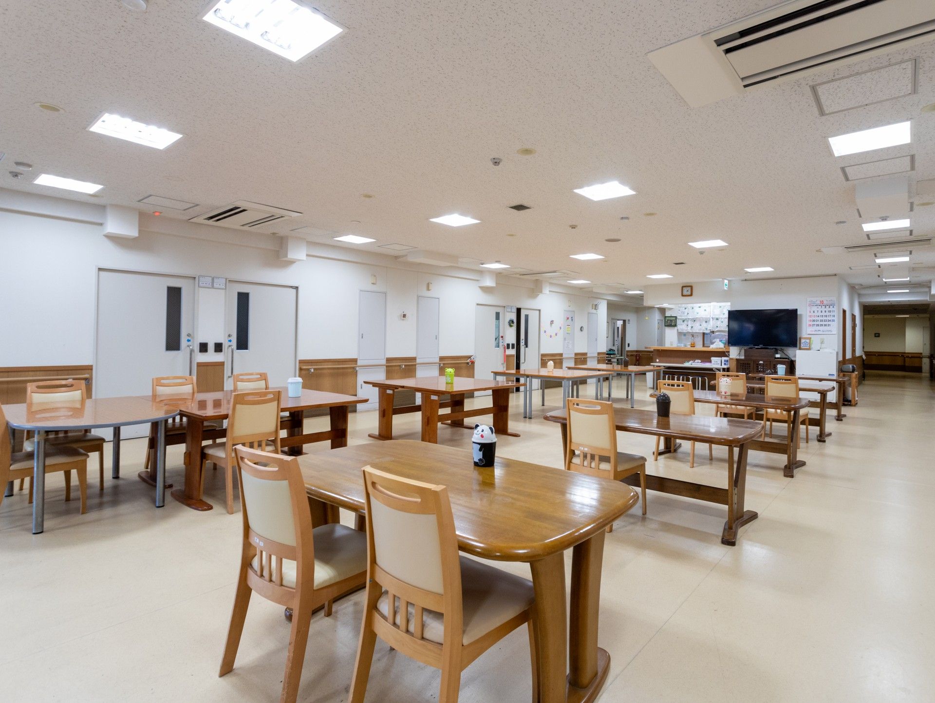 広々とした食事スペース