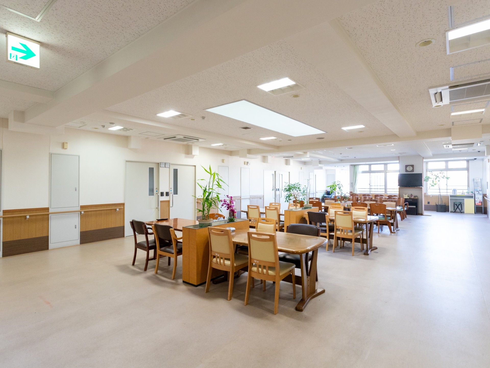 広々とした食事スペース