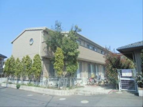 ２階建てのベージュ色の建物で、閑静な住宅街に位置している。各居室は窓が大きく、２階居室にはベランダが付いている。
