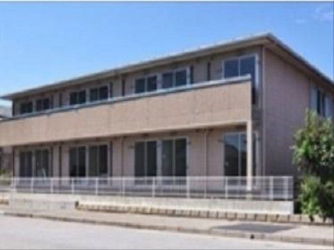 ２階建ての建物で、日当たりも良好で明るい雰囲気がある。２階にはベランダが付いているので、開放感がある。