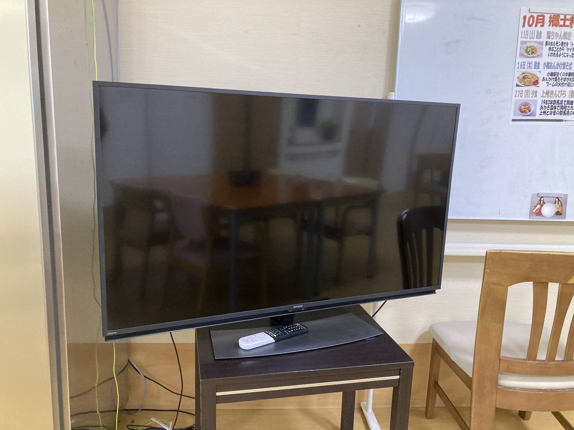 テレビと椅子のある部屋