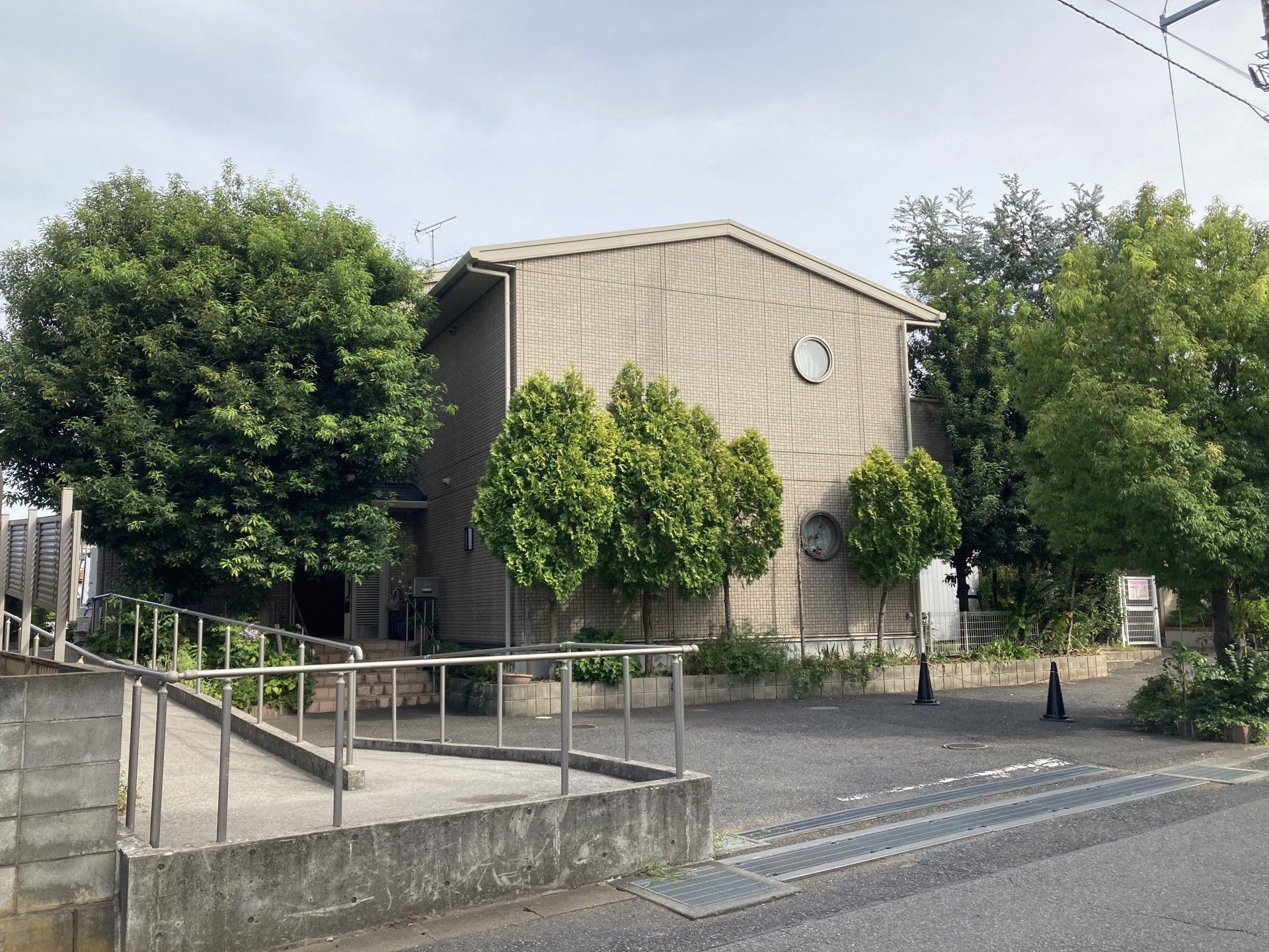 緑に囲まれた建物の外観