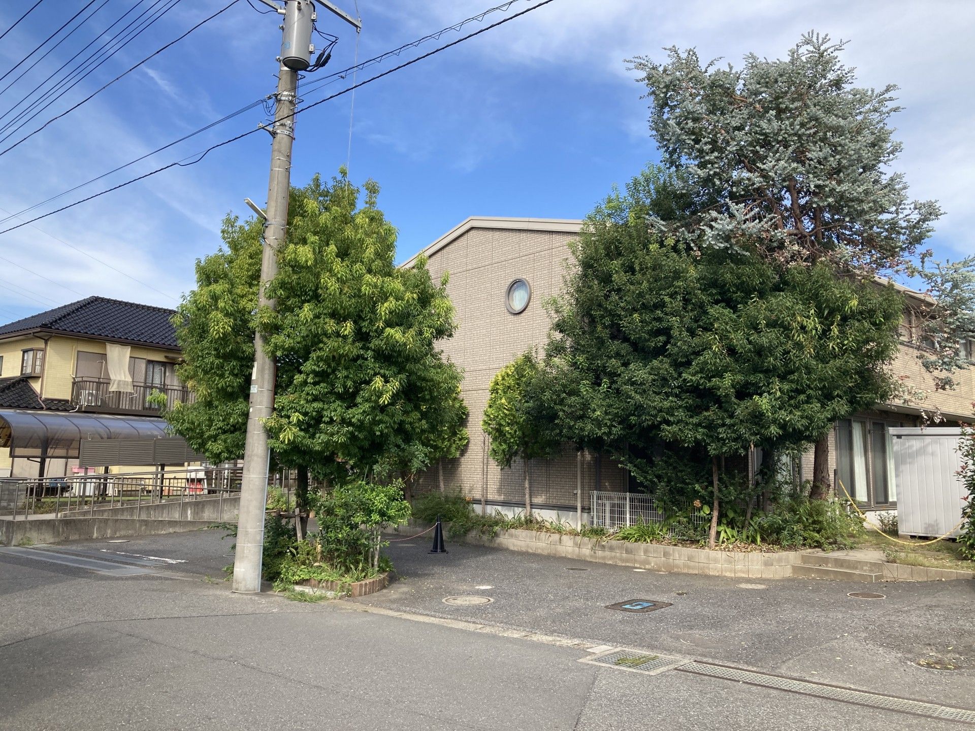 緑に囲まれた建物の外観