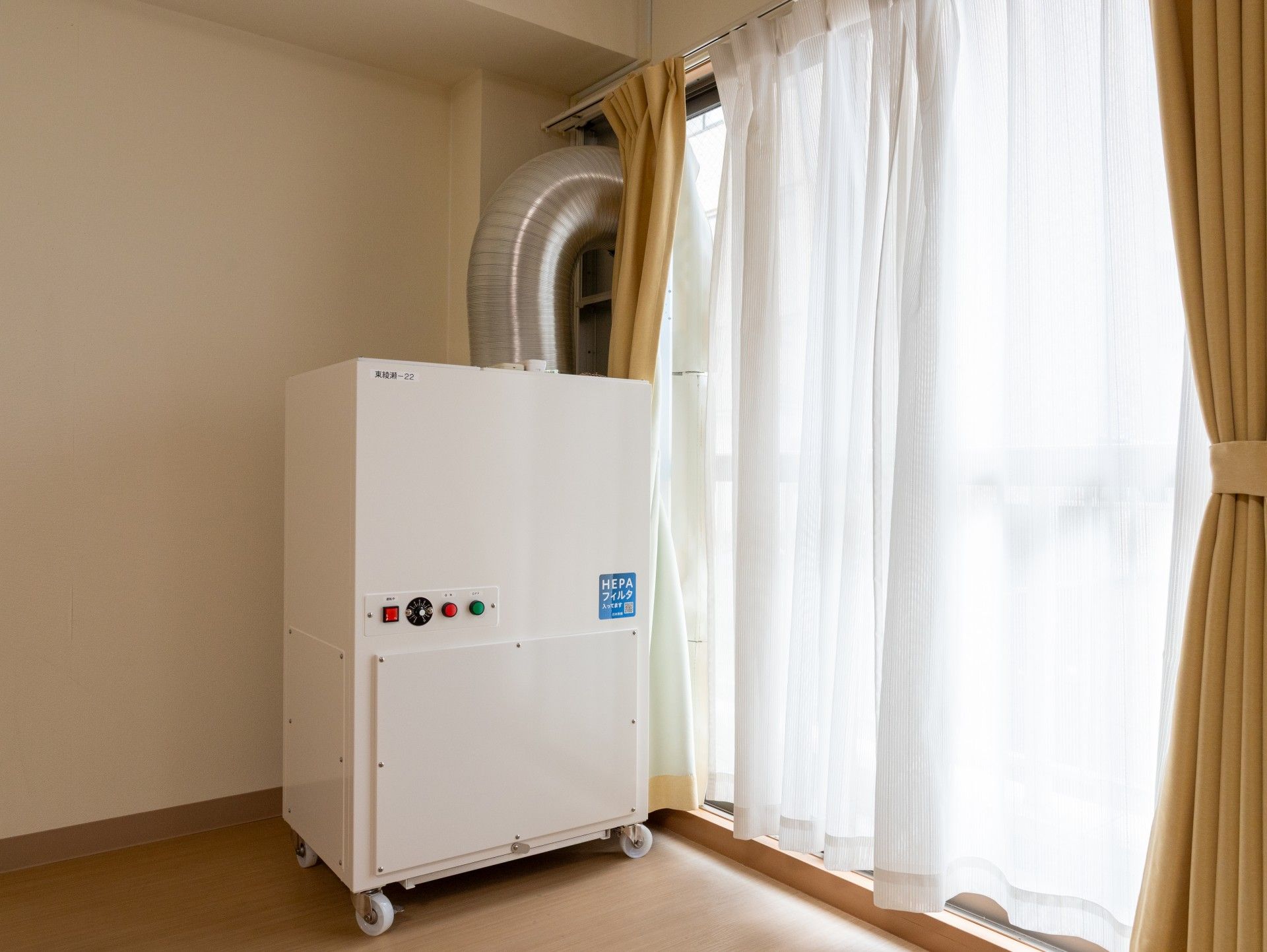 窓際の空気清浄機