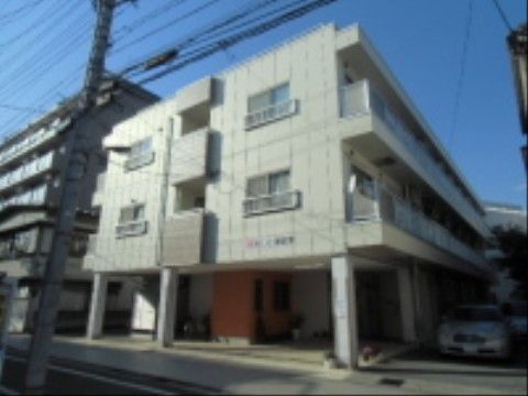 白を基調とした３階建ての建物である。玄関が奥まった場所にあるため、玄関扉の外に大きなひさしがある状態になっている。