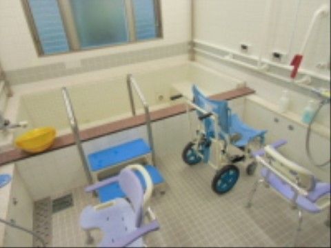 浴槽は広く、ゆったりと入浴できる。また、車椅子をご利用の方でも安心して入浴できるような入浴用の椅子もあるため、安心して入浴可能。