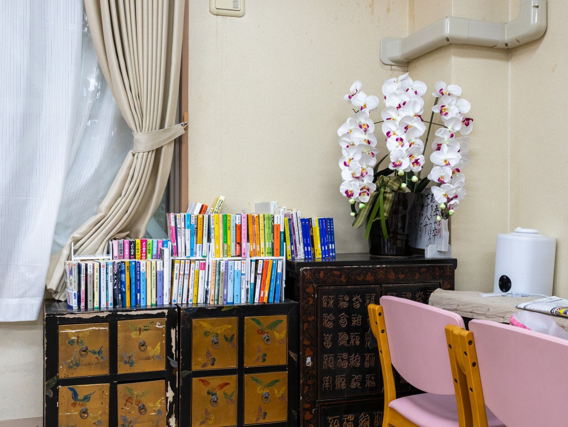 本棚と花のある部屋