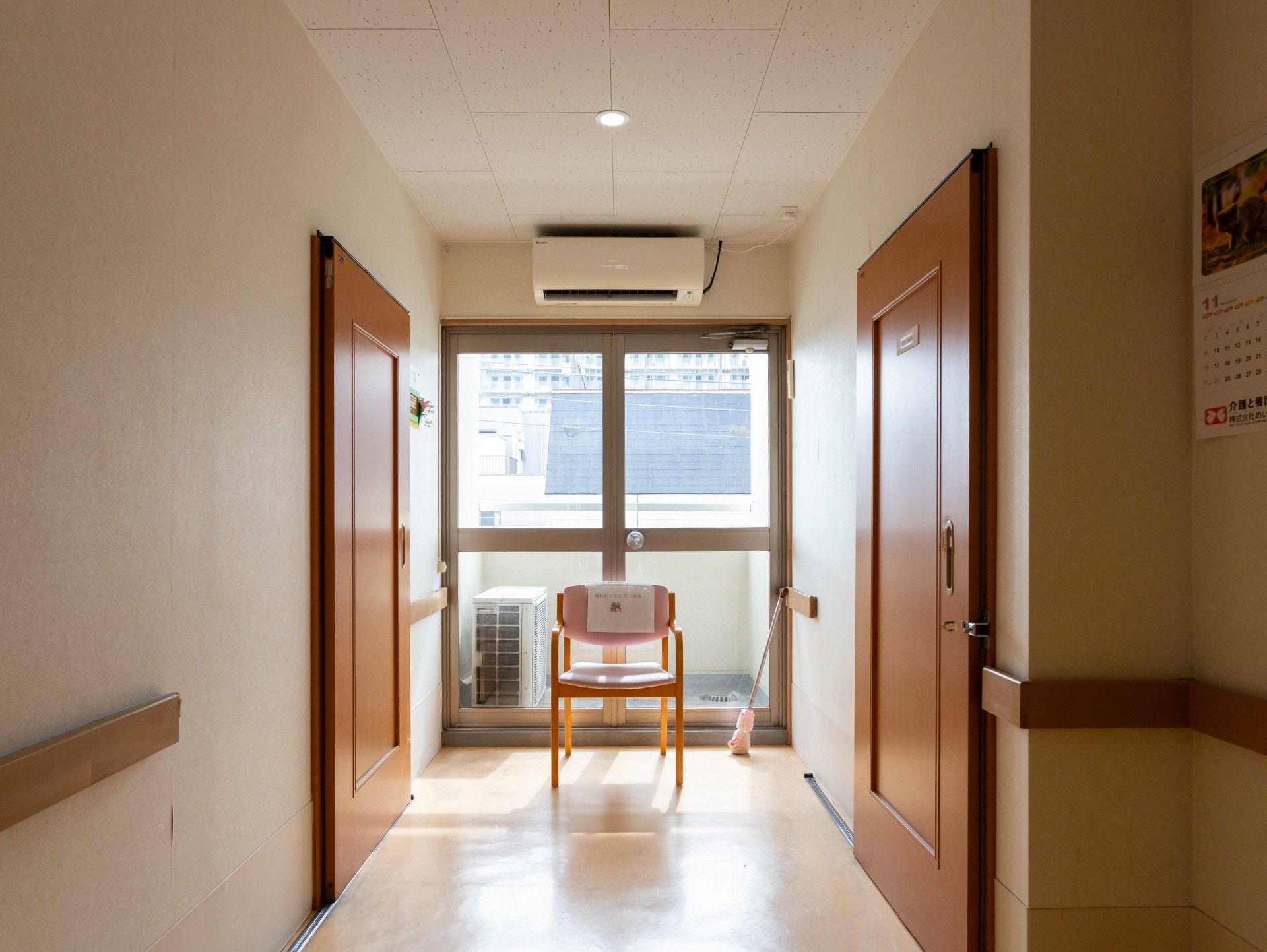 明るい廊下の一角