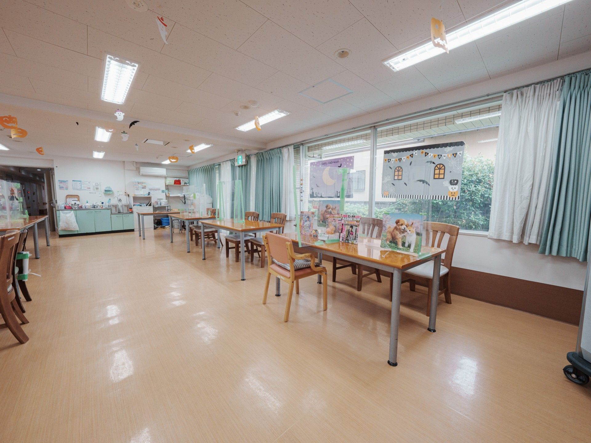 明るい食事スペース