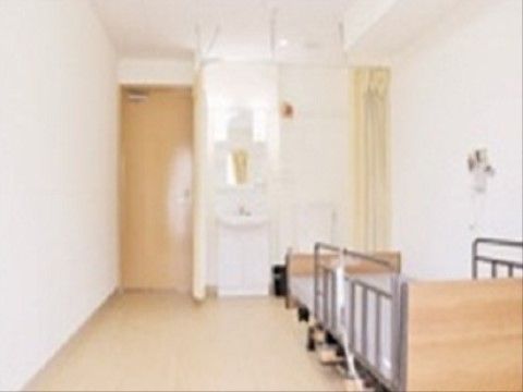 真っ白な壁と床の薄い色により、とても明るく清潔な印象を受ける居室。部屋の中には真っ白な洗面台も設置されている。