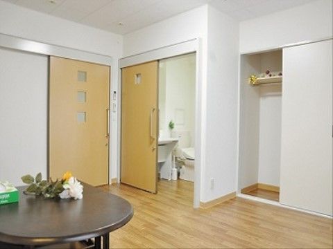居室やトイレのドア、クローゼットの扉はどれも車椅子をご利用の方にも使いやすいように引き戸になっている。