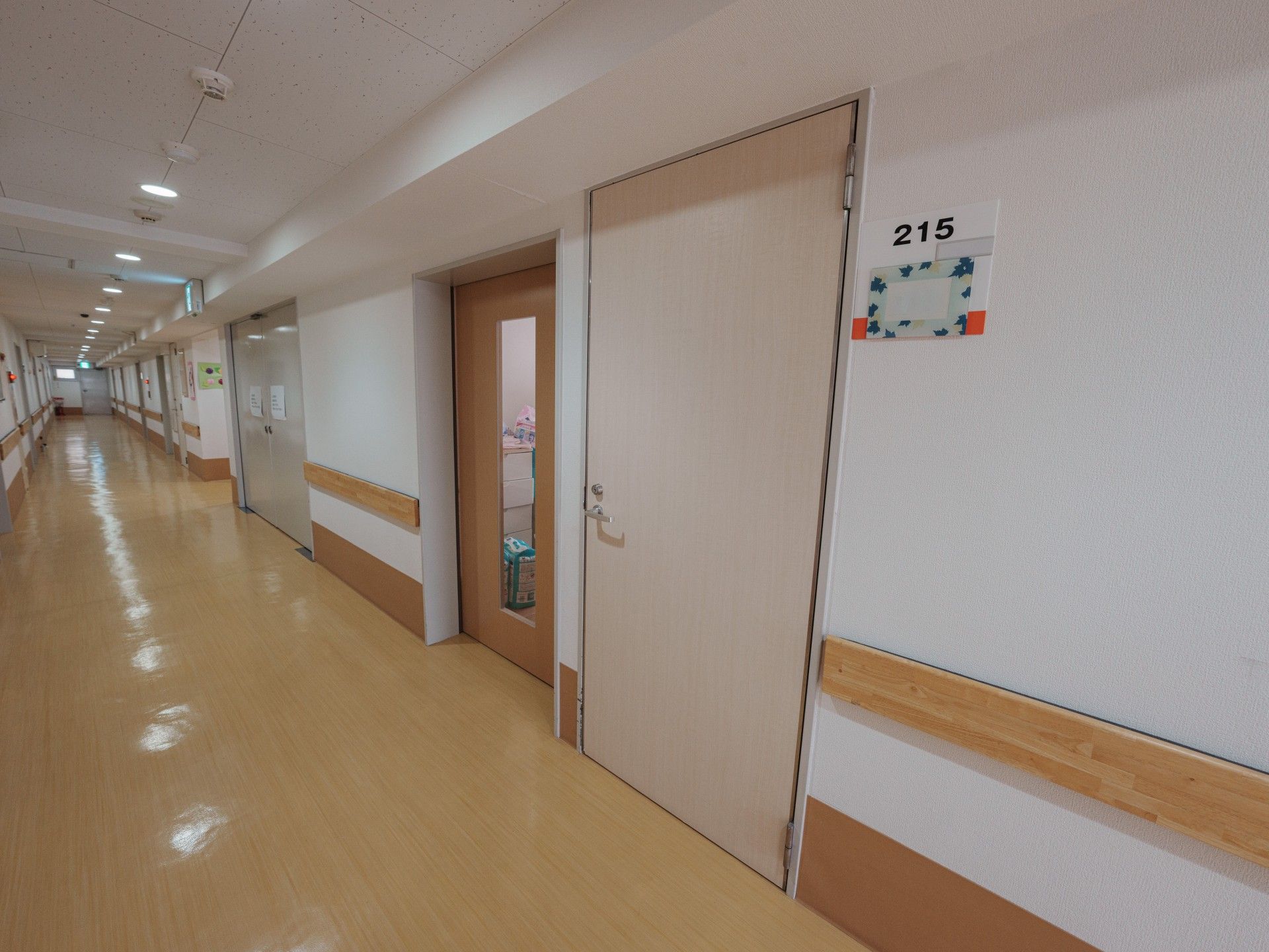 長い廊下と部屋の扉