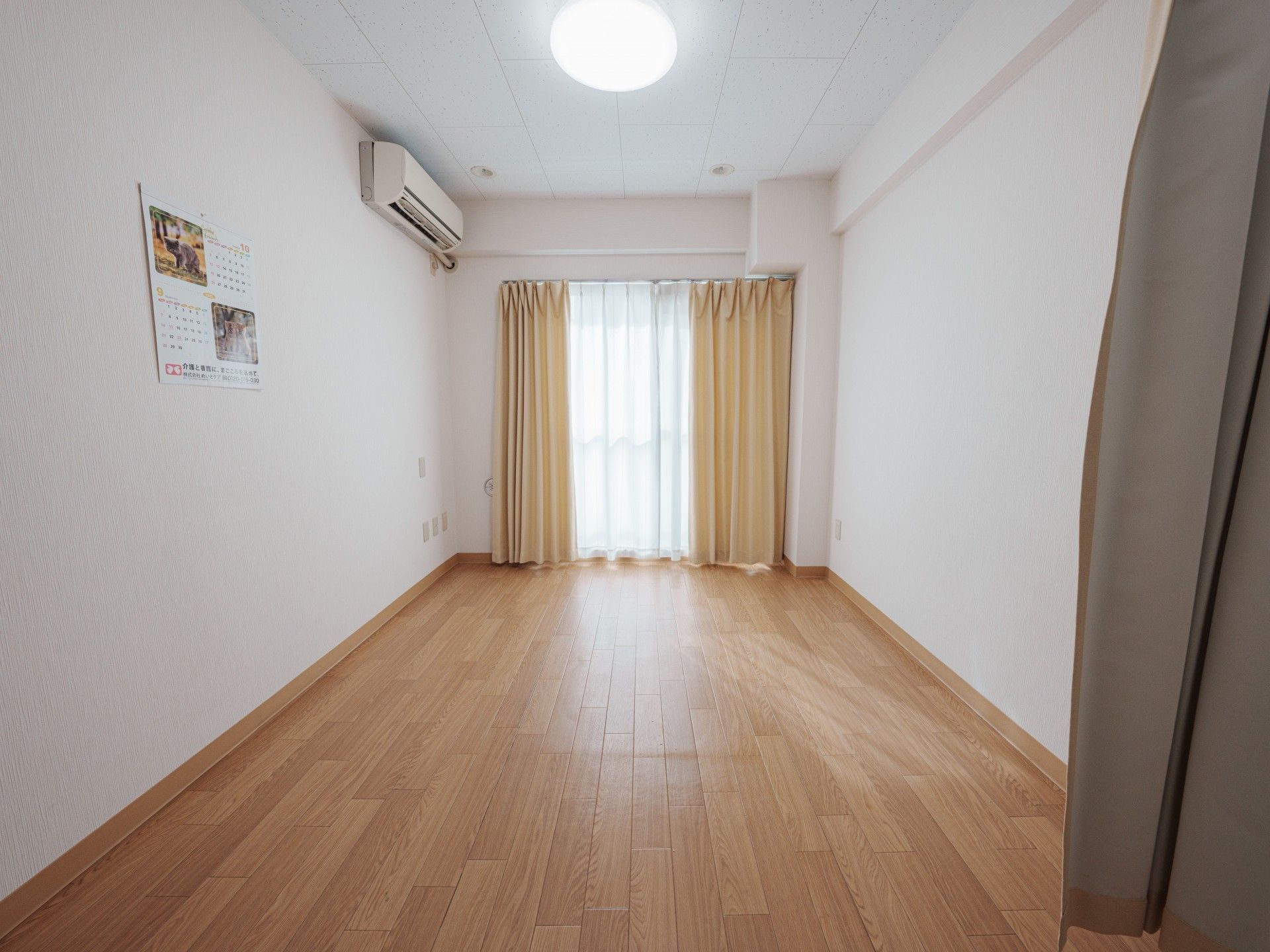 明るい個室の様子