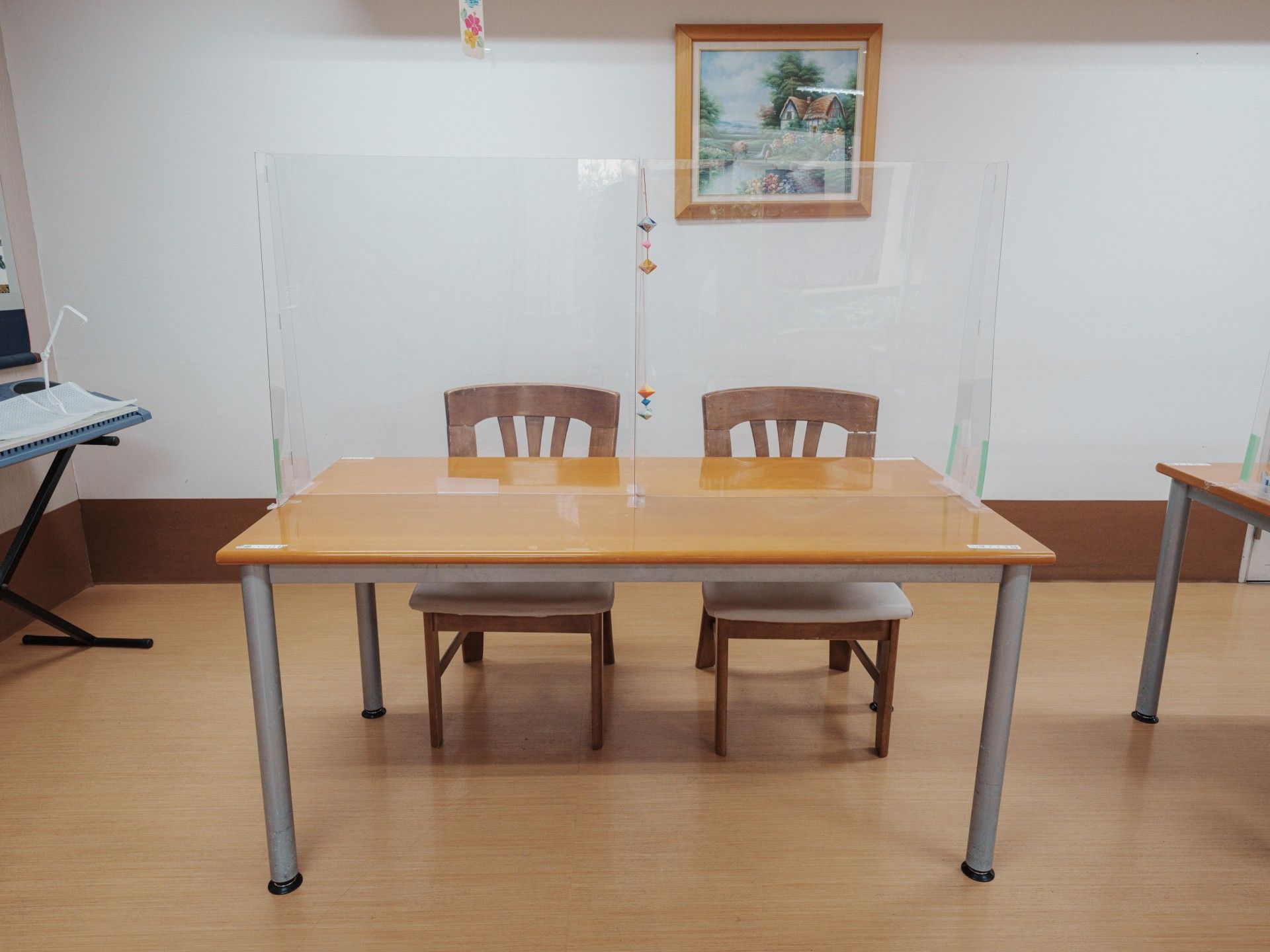 仕切りのあるテーブル