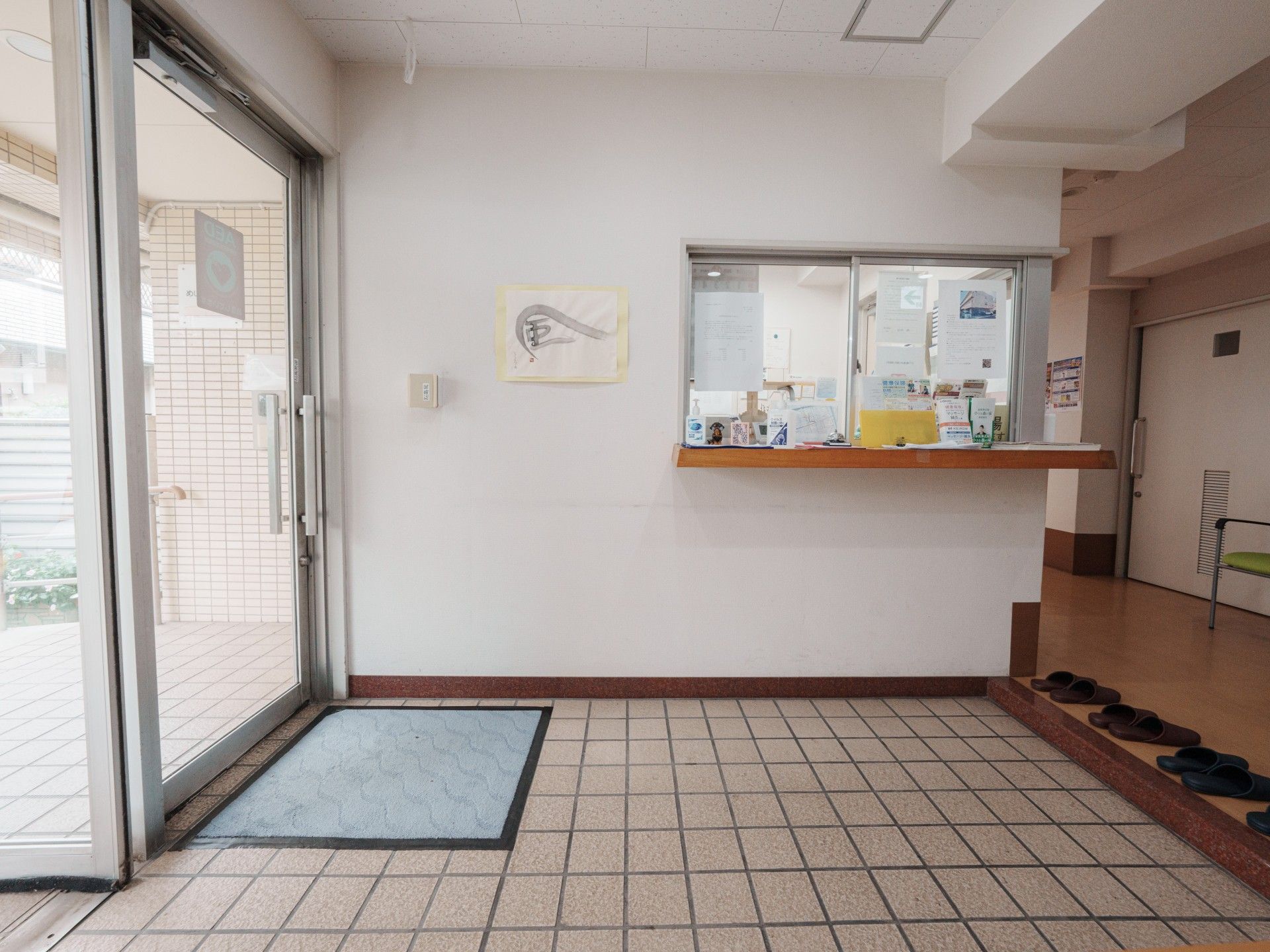受付と出入口の様子