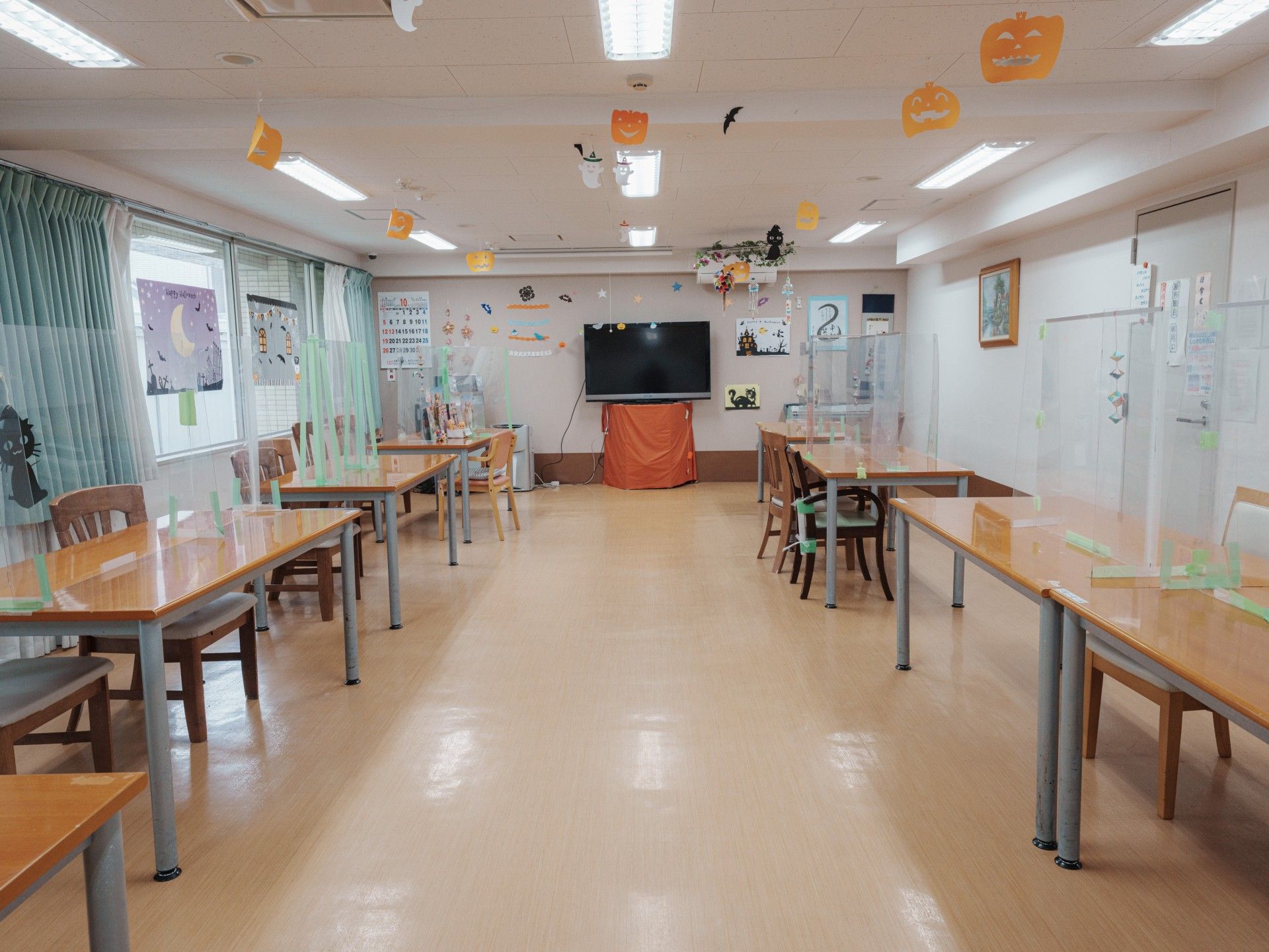 飾り付けが施された広間