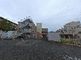 広い駐車場のある建物の外観