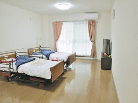 ご夫婦お２人での入居をご希望の場合にはベッド２台を入れても十分な広さのある２人部屋をご用意してあり、ご自宅のようにおくつろぎいただける。