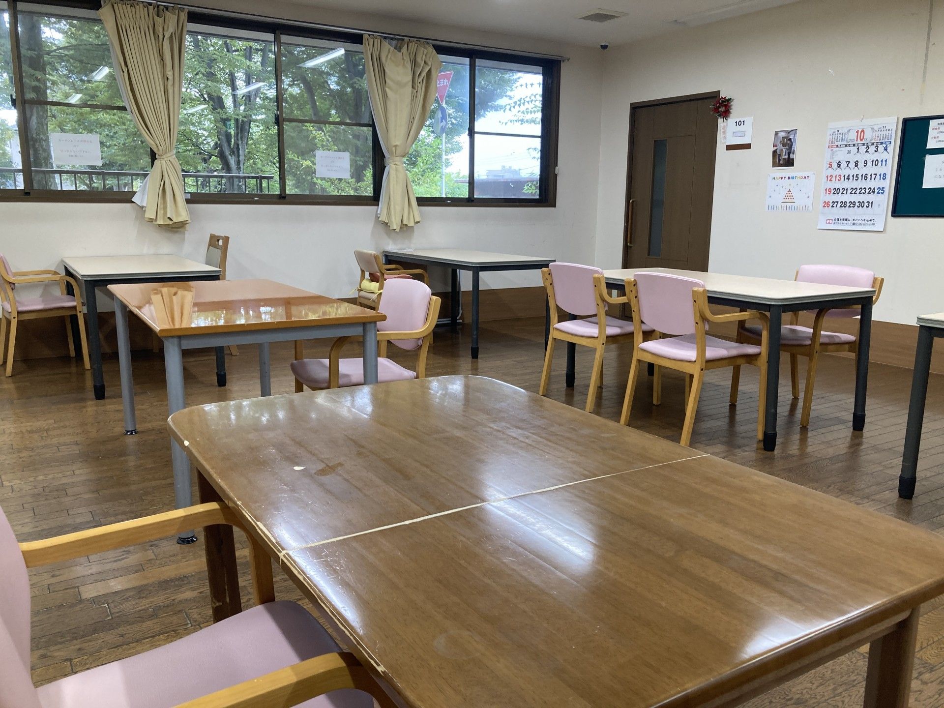 窓際のテーブルと椅子