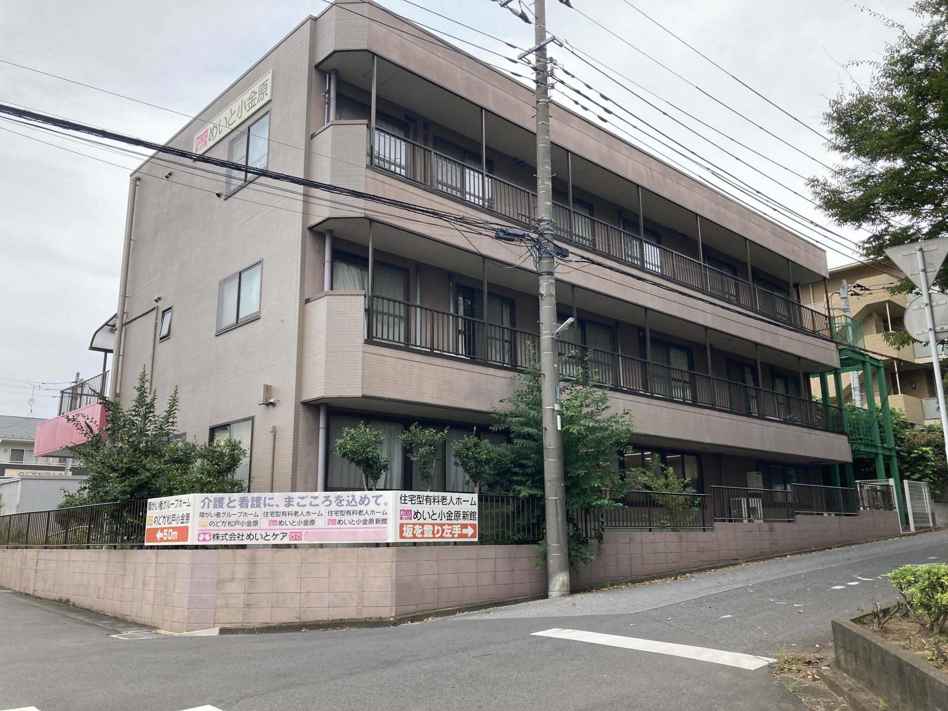 車椅子に乗った高齢女性の手を取る女性ヘルパー