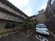 駐車場と建物の外観