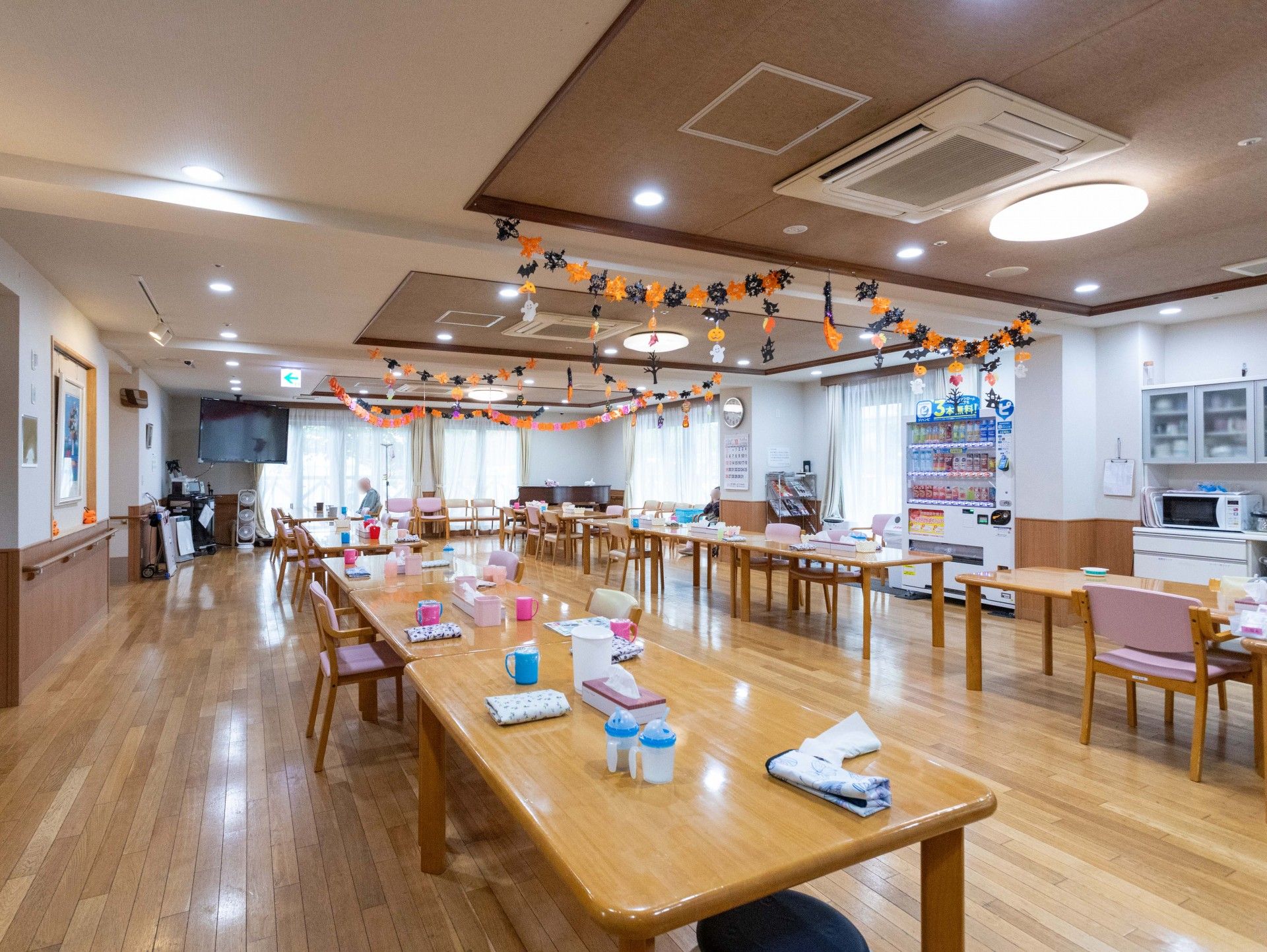 明るい食堂の様子