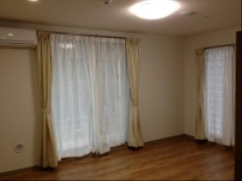広さが異なる居室タイプがあり、お一人やお二人での入居に対応できる。エアコンやカーテンも備え付けられている。