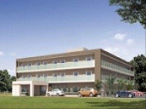 来訪した方の駐車スペースを備えた、広々とした敷地の施設外観