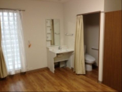 バリアフリー構造の居室には、カーテンのついたトイレスペースや洗面台があり、プライバシーのある毎日をお過ごしいただける。