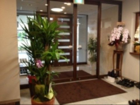 バリアフリー構造のエントランスは、デザイン性の高い自動ドアとなっており、皆様に快適に出入りしていただける。