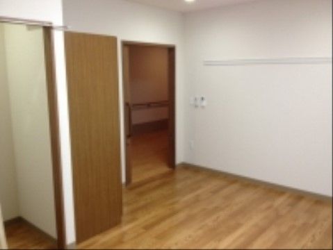 バリアフリー構造の居室には、収納スペースもたっぷりと確保され、お荷物もすっきりと片付けて生活していただける。